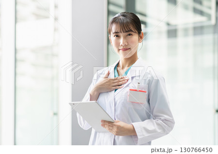 病院で働く若い女性医師 病院で働く若い女性医師 130766450