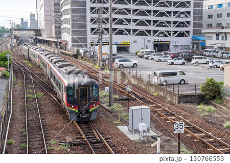 【高徳線】徳島駅を出発する特急うずしお4号 【高徳線】徳島駅を出発する特急うずしお4号 130766553