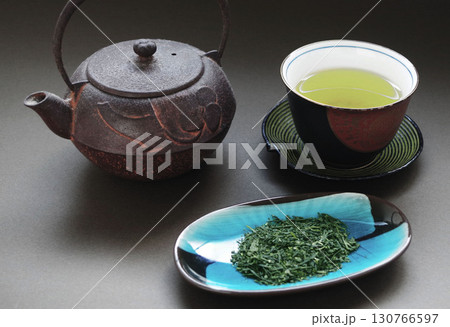 日本茶 お茶の葉 緑茶 鉄瓶 日本のイメージ 日本茶 お茶の葉 緑茶 鉄瓶 日本のイメージ 130766597