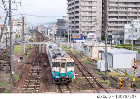 【鳴門線】徳島駅へ到着する普通列車 130767507