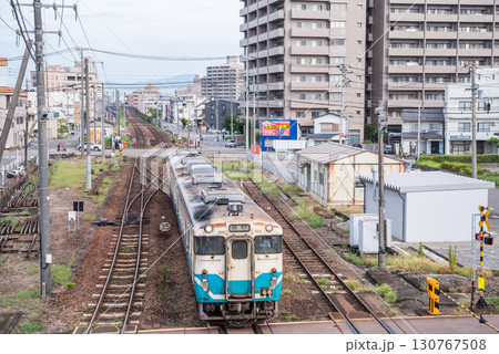 【鳴門線】徳島駅へ到着する普通列車 【鳴門線】徳島駅へ到着する普通列車 130767508