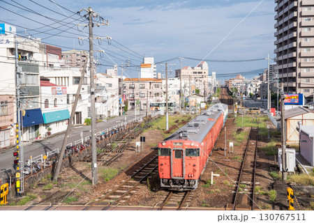 【高徳線】徳島駅へ到着する普通列車 【高徳線】徳島駅へ到着する普通列車 130767511