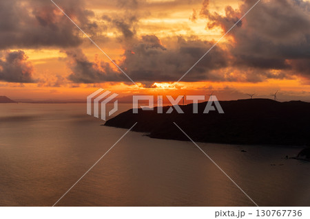 都井岬小松ヶ丘広場から望む夕景と海に映える風力発電の風車 都井岬小松ヶ丘広場から望む夕景と海に映える風力発電の風車 130767736