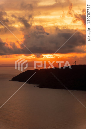 都井岬小松ヶ丘広場から望む夕景と海に映える風力発電の風車 都井岬小松ヶ丘広場から望む夕景と海に映える風力発電の風車 130767737