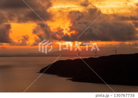 都井岬小松ヶ丘広場から望む夕景と海に映える風力発電の風車 都井岬小松ヶ丘広場から望む夕景と海に映える風力発電の風車 130767738
