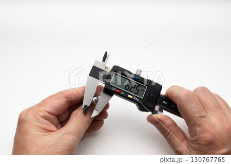 デジタルノギスによるボルトの外形の測定と両手 デジタルノギスによるボルトの外形の測定と両手 130767765