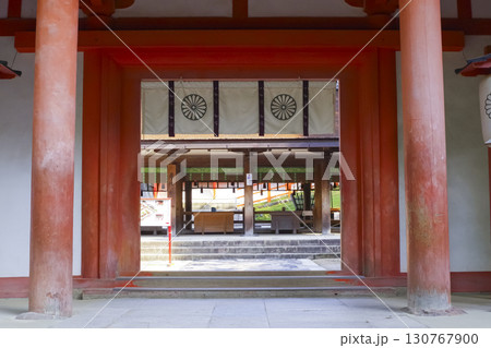 奈良県にある世界遺産 春日大社の楼門 奈良県にある世界遺産 春日大社の楼門 130767900