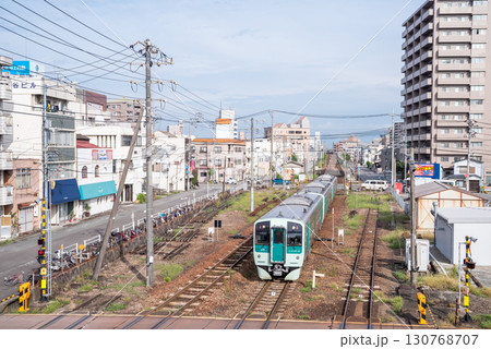 【高徳線】徳島駅へ到着する普通列車 130768707