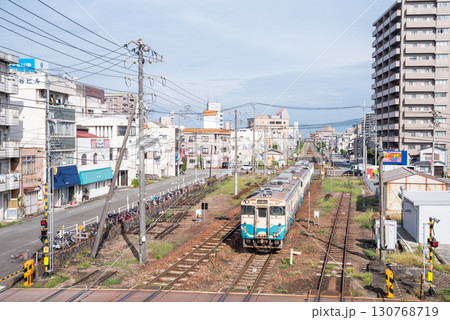 【鳴門線】徳島駅へ到着する普通列車 【鳴門線】徳島駅へ到着する普通列車 130768719