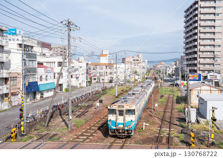 【鳴門線】徳島駅へ到着する普通列車 【鳴門線】徳島駅へ到着する普通列車 130768722
