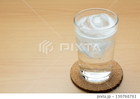 ガラスコップに注がれた炭酸水 130768781