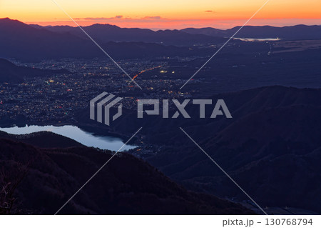 御坂山地・雪頭ヶ岳から見る夜明けの河口湖と山中湖 御坂山地・雪頭ヶ岳から見る夜明けの河口湖と山中湖 130768794