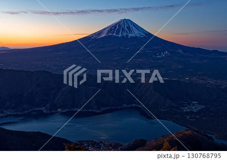 御坂山地・雪頭ヶ岳から見る夜明けの富士山と西湖 130768795