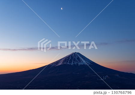 御坂山地・雪頭ヶ岳から見る朝の富士山 御坂山地・雪頭ヶ岳から見る朝の富士山 130768796
