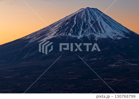 御坂山地・雪頭ヶ岳から見る夜明けの富士山 130768799