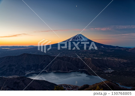 御坂山地・雪頭ヶ岳から見る夜明けの富士山と西湖 130768805