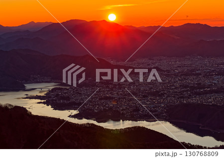 御坂山地・雪頭ヶ岳から見る日の出と河口湖 130768809