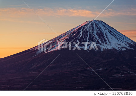 御坂山地・雪頭ヶ岳から見る朝焼けの富士山 御坂山地・雪頭ヶ岳から見る朝焼けの富士山 130768810