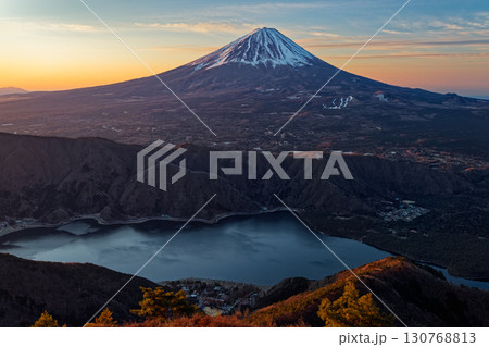 御坂山地・雪頭ヶ岳から見る朝焼けの富士山と西湖 130768813