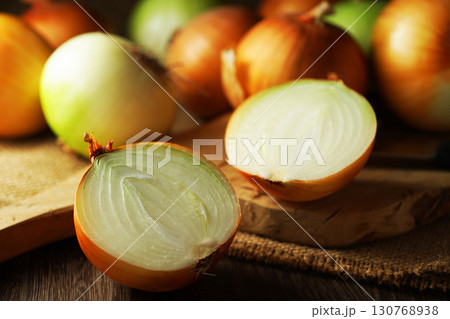 半分にカットされた玉ねぎとたくさんの玉ネギ 130768938