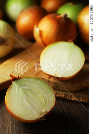 半分にカットされた玉ねぎとたくさんの玉ネギ 130768969