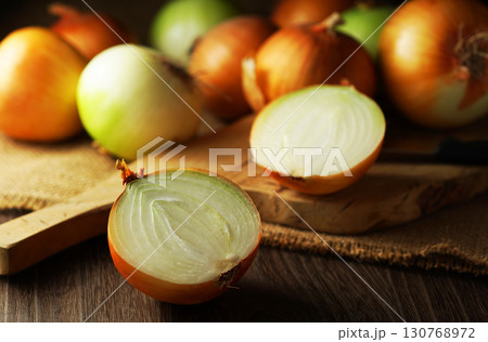 半分にカットされた玉ねぎとたくさんの玉ネギ 130768972