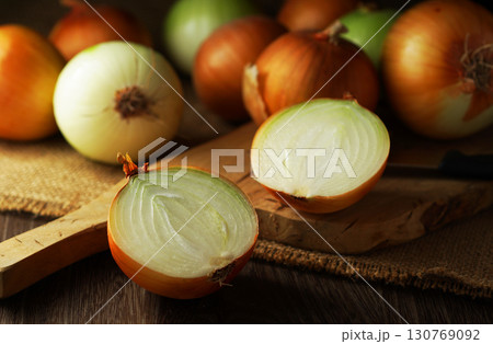 半分にカットされた玉ねぎとたくさんの玉ネギ 130769092