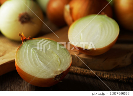 半分にカットされた玉ねぎとたくさんの玉ネギ 半分にカットされた玉ねぎとたくさんの玉ネギ 130769095