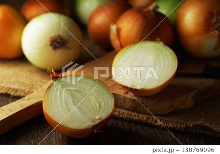 半分にカットされた玉ねぎとたくさんの玉ネギ 130769096