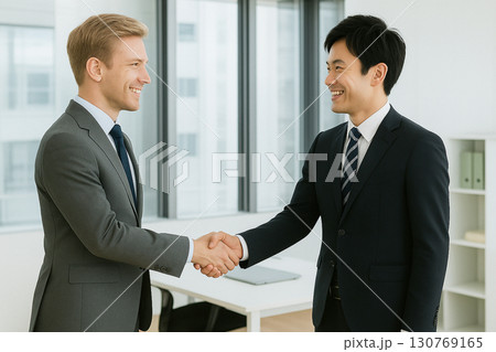 ビジネスシーン　握手　笑顔 130769165