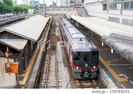 【高徳線】徳島駅で出発を待つ特急うずしお2号 130769281