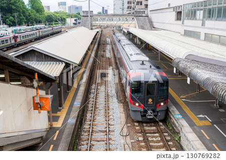 【高徳線】徳島駅で出発を待つ特急うずしお2号 130769282