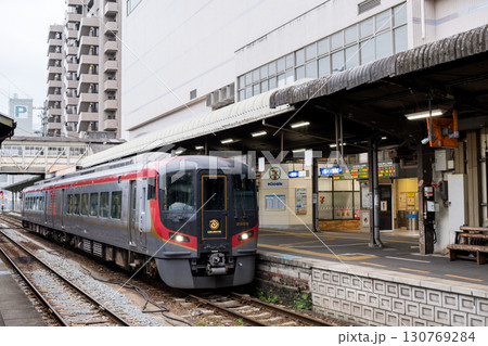 【高徳線】徳島駅で出発を待つ特急うずしお2号 【高徳線】徳島駅で出発を待つ特急うずしお2号 130769284