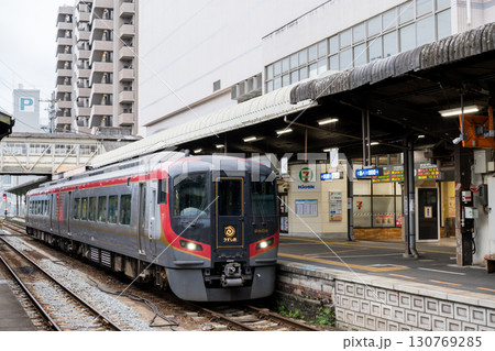 【高徳線】徳島駅で出発を待つ特急うずしお2号 130769285