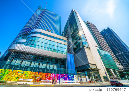 日本の東京都市景観8月21日。日本橋一丁目の再開発事業やビル群などを望む 130769447