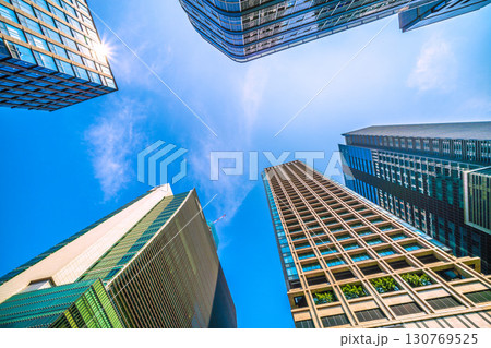 日本の東京都市景観　日本橋一丁目の再開発事業やビル群などを望む＝8月21日 130769525