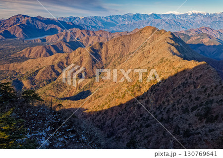 御坂山地・雪頭ヶ岳から見る王岳・毛無山と南アルプス 130769641