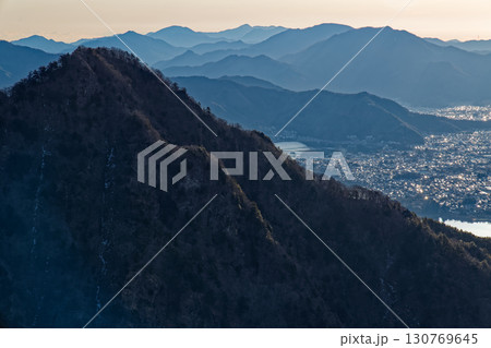 御坂山地・雪頭ヶ岳から見る朝の十二ヶ岳・河口湖市街と道志・丹沢の山並み 130769645