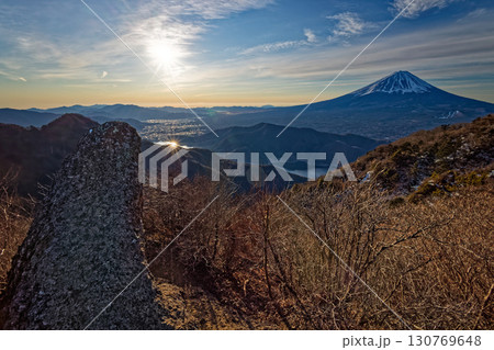 御坂山地・鬼ヶ岳から見る富士山と朝日 130769648