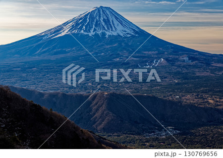 御坂山地・鬼ヶ岳・鍵掛峠間から見る富士山 130769656