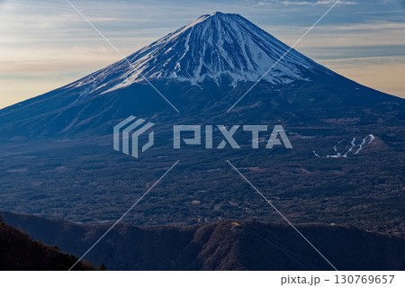 御坂山地・鬼ヶ岳・鍵掛峠間から見る富士山 130769657