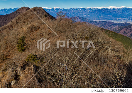 御坂山地・鍵掛峠付近から見る王岳と南アルプス 御坂山地・鍵掛峠付近から見る王岳と南アルプス 130769662