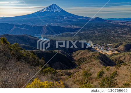 御坂山地・鍵掛峠付近から見る富士山 130769663