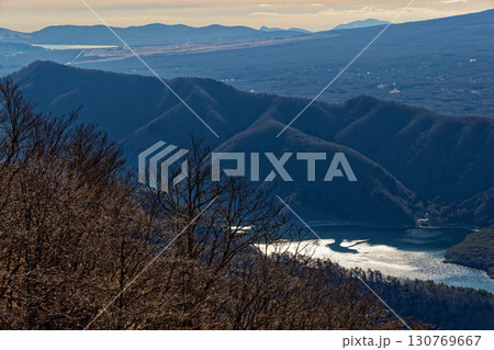 御坂山地・鍵掛峠・王岳間から見る最古と山中湖 130769667