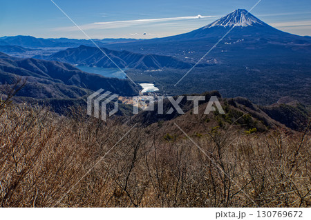 御坂山地・王岳から見る冬の富士山 130769672