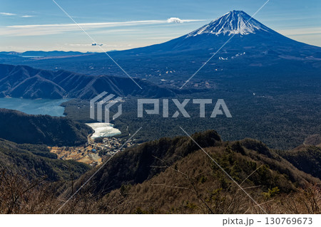 御坂山地・王岳から見る冬の富士山 130769673