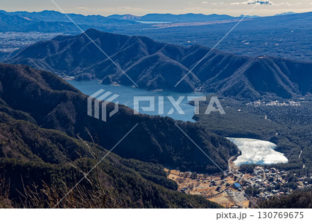 御坂山地・王岳から見る西湖・足和田山と山中湖 御坂山地・王岳から見る西湖・足和田山と山中湖 130769675