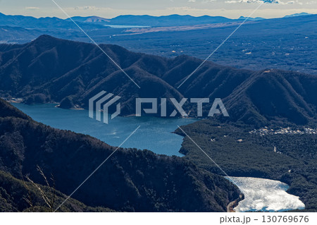 御坂山地・王岳から見る西湖・足和田山と山中湖 130769676