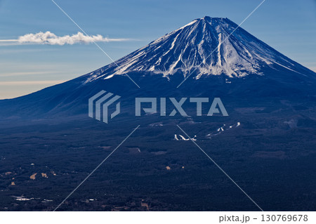 冬の御坂山地・王岳から見る富士山 130769678
