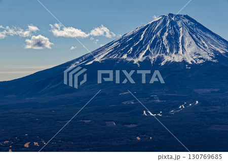 冬の御坂山地・王岳から見る富士山 冬の御坂山地・王岳から見る富士山 130769685